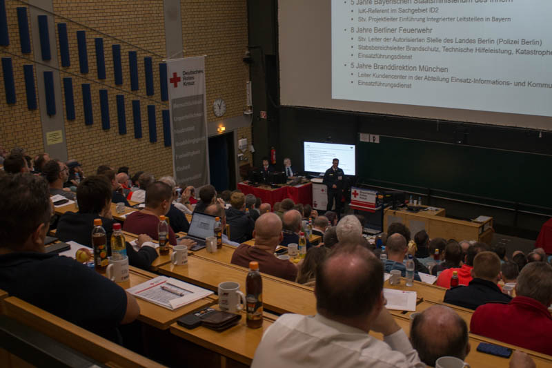 Blick von oben in den Hörsaal mit Teilnehmenden der Fachtagung des Münchner Roten Kreuzes